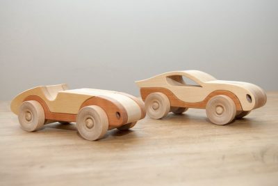 Heiße Flitzer – Fahrzeugflotte aus Massivholz