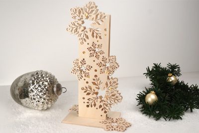 Schneegestöber – Stele mit Schneeflocken